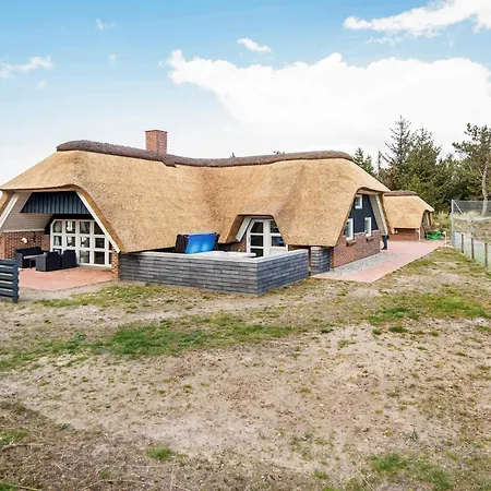 Luxury Retreat With Tennis Ferienhaus